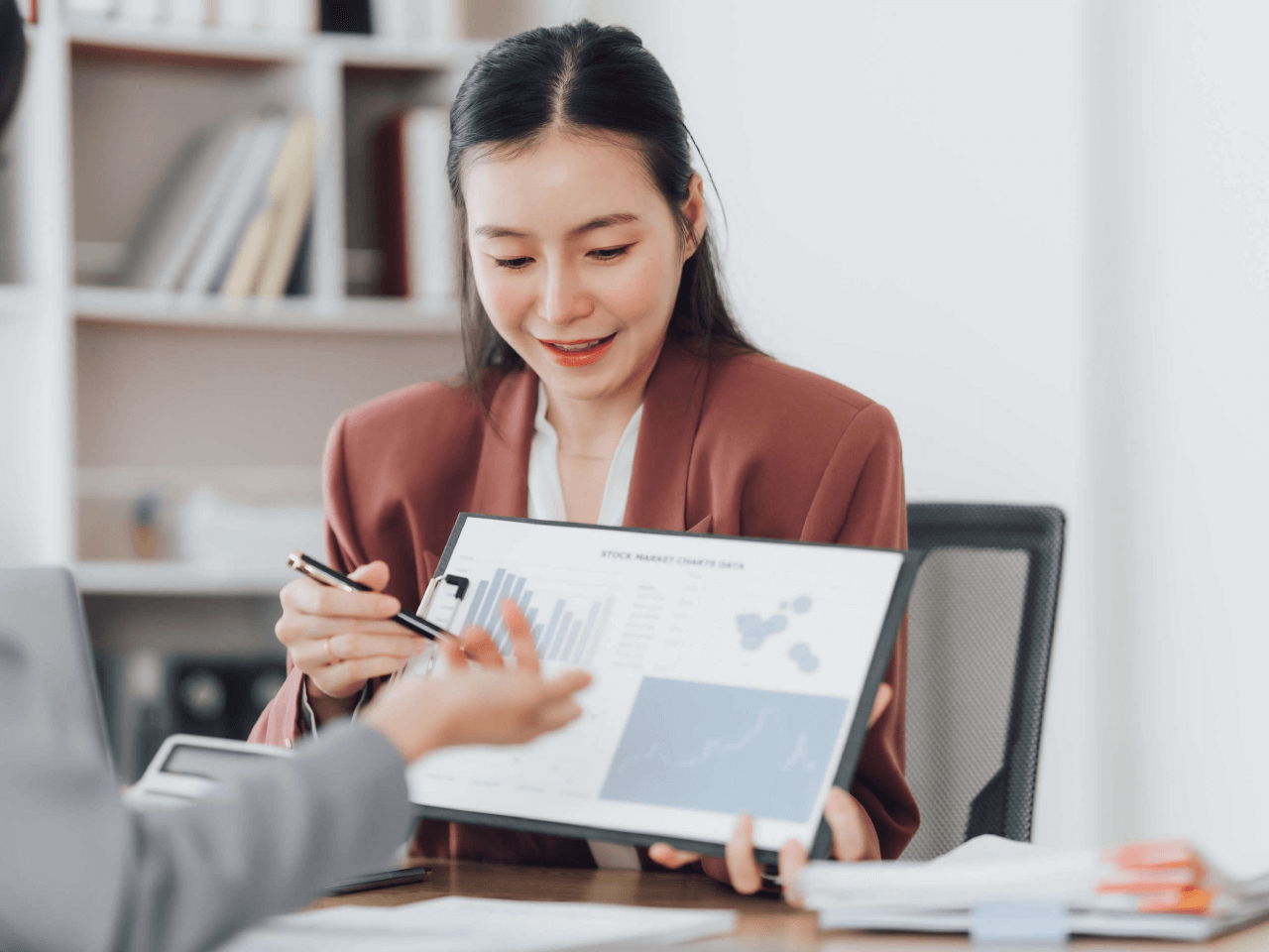 專業的投資顧問團隊正在進行市場分析和投資策略討論，桌上擺放著各種市場報告和數據圖表