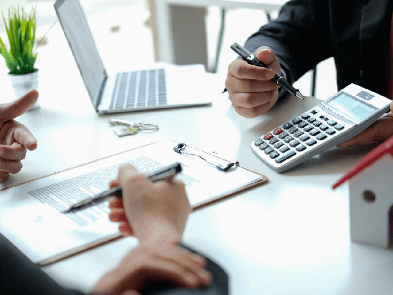 專業的租務顧問正在與客戶討論租賃合約和物業管理策略，背景是現代化的辦公環境